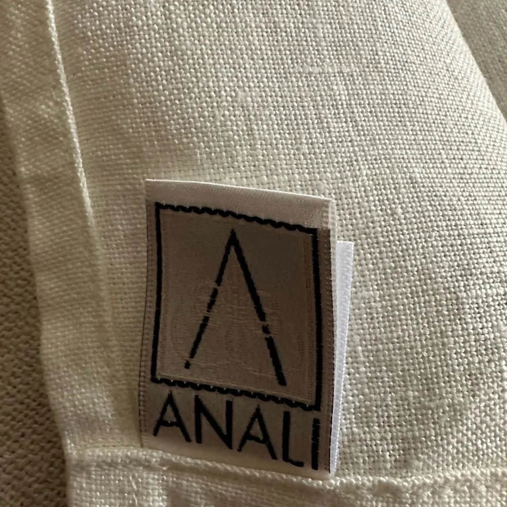 ANALI Gold Embroidered Linen guest towel